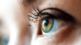 Øjencreme: Sådan passer du på huden omkring øjnene