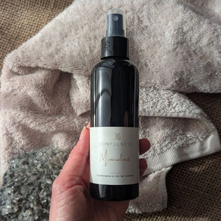 mineralmist produkt liggende på håndklæde foto 