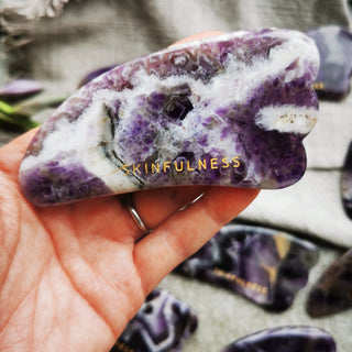 Gua Sha i Amethyst Krystal - skinfulness.dk